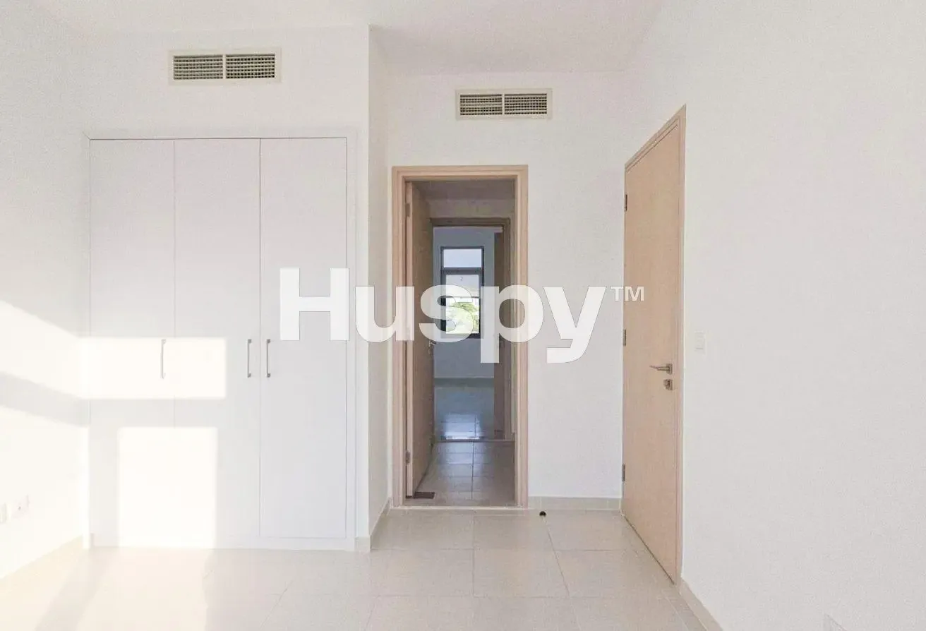 Single Row | Large Corner Plot | Vacant Now