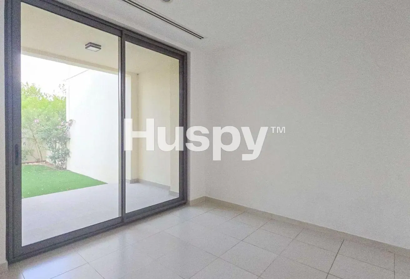 Single Row | Large Corner Plot | Vacant Now