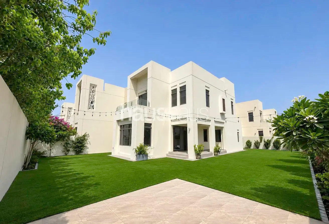 Single row | Available now | Corner | Huge Plot