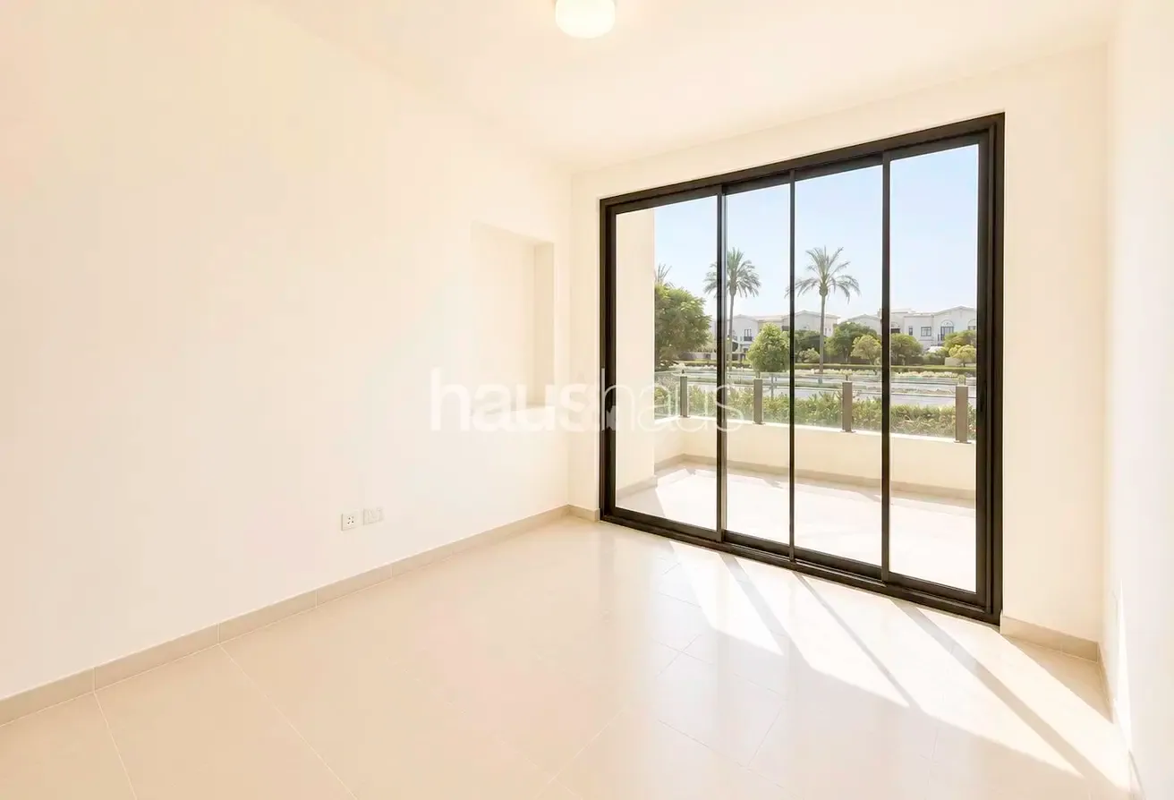Single row | Available now | Corner | Huge Plot