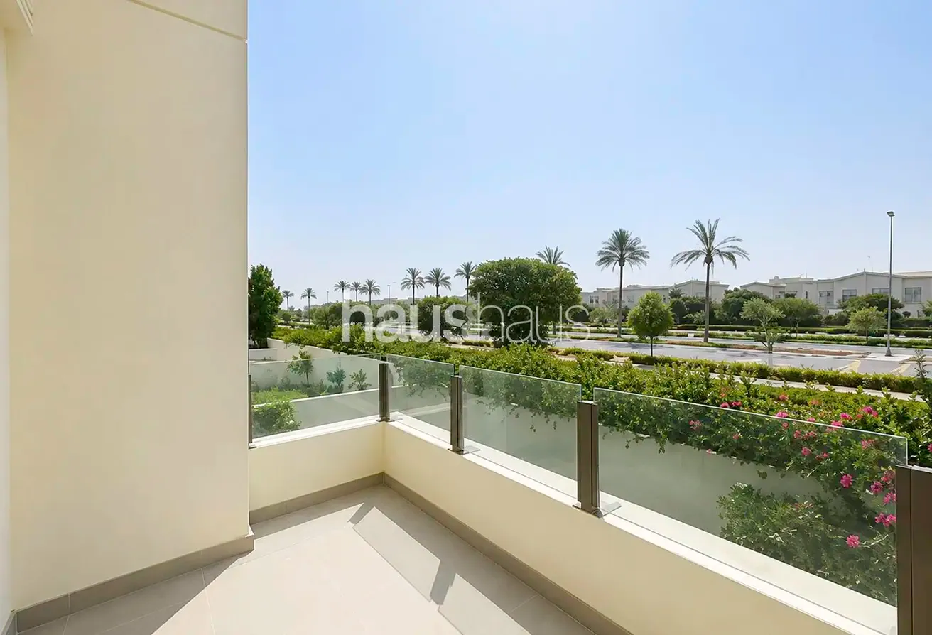 Single row | Available now | Corner | Huge Plot