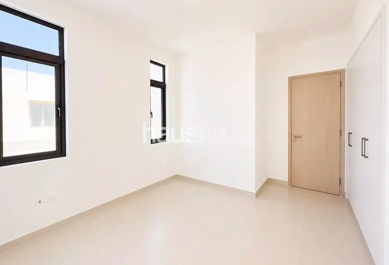 Single row | Available now | Corner | Huge Plot