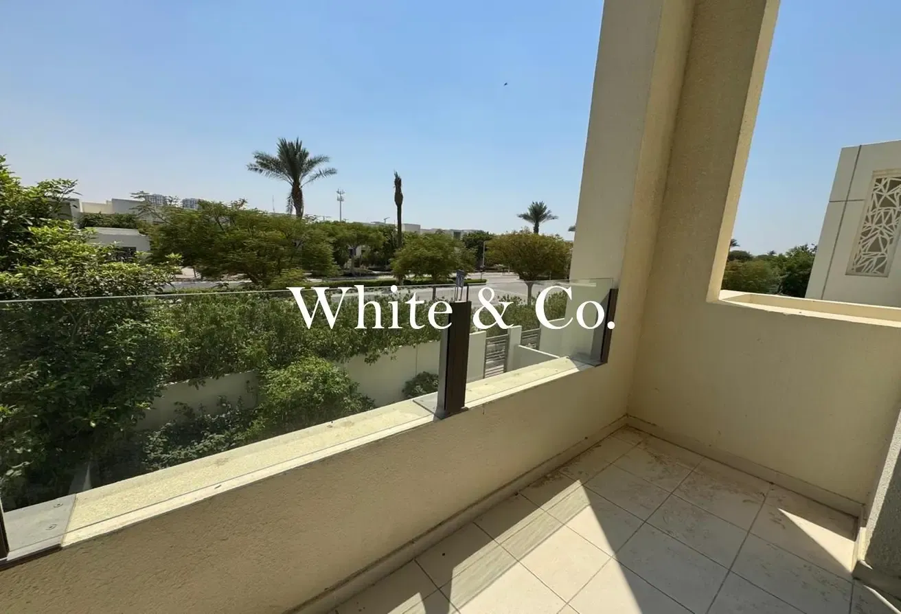 Single Row | 4 Beds | Close to Pool & Park