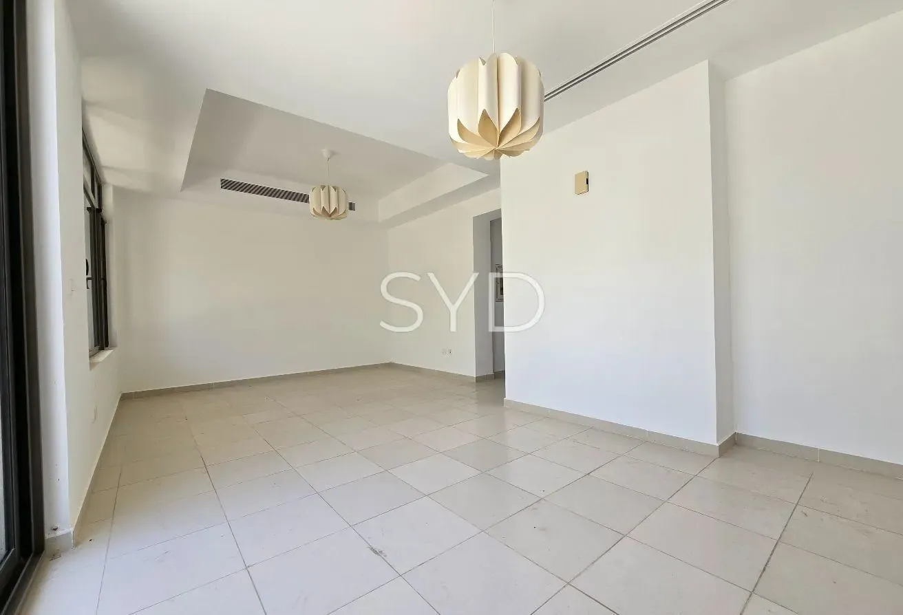 Single row | Bright living area | Vacant now