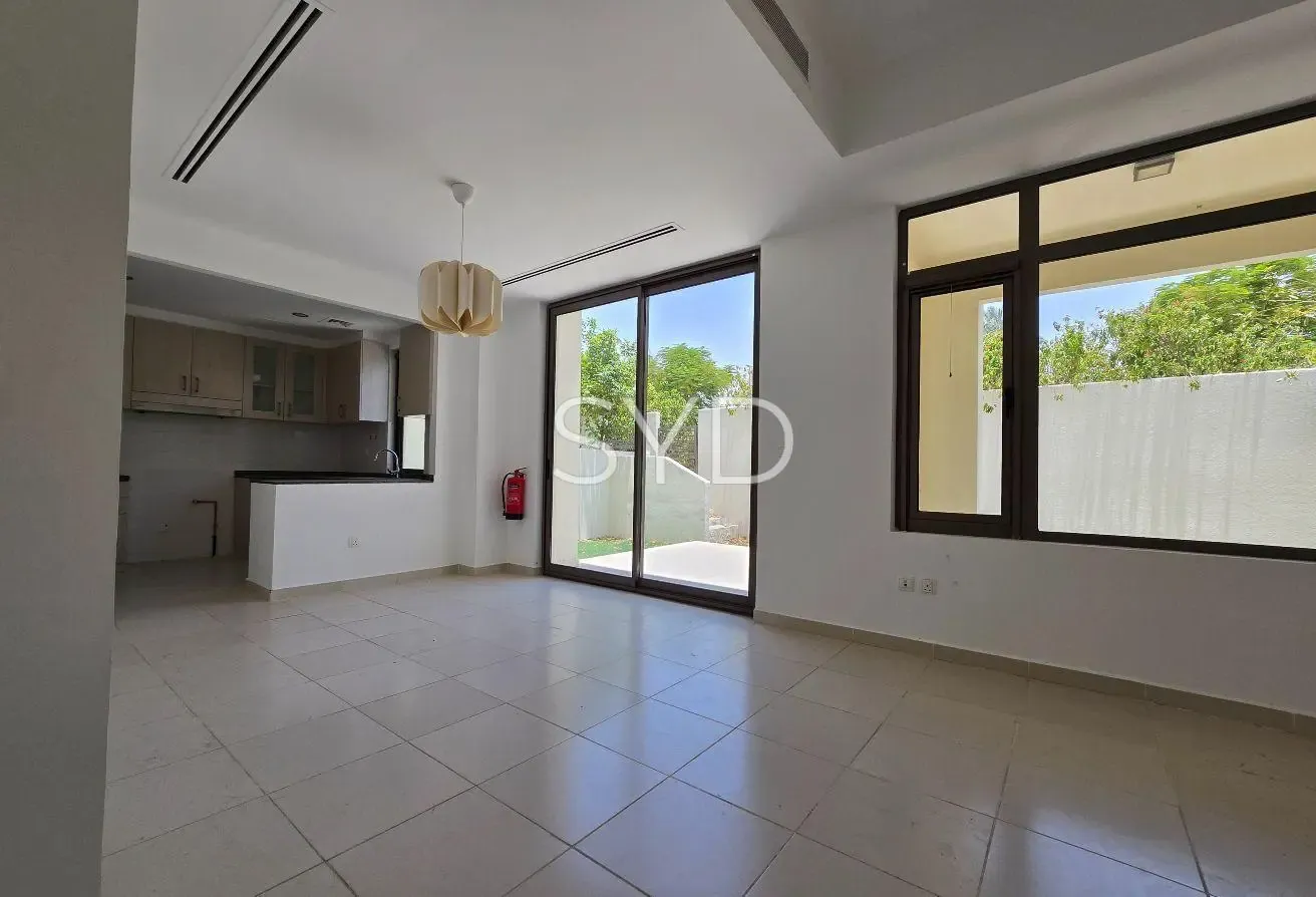 Single row | Bright living area | Vacant now
