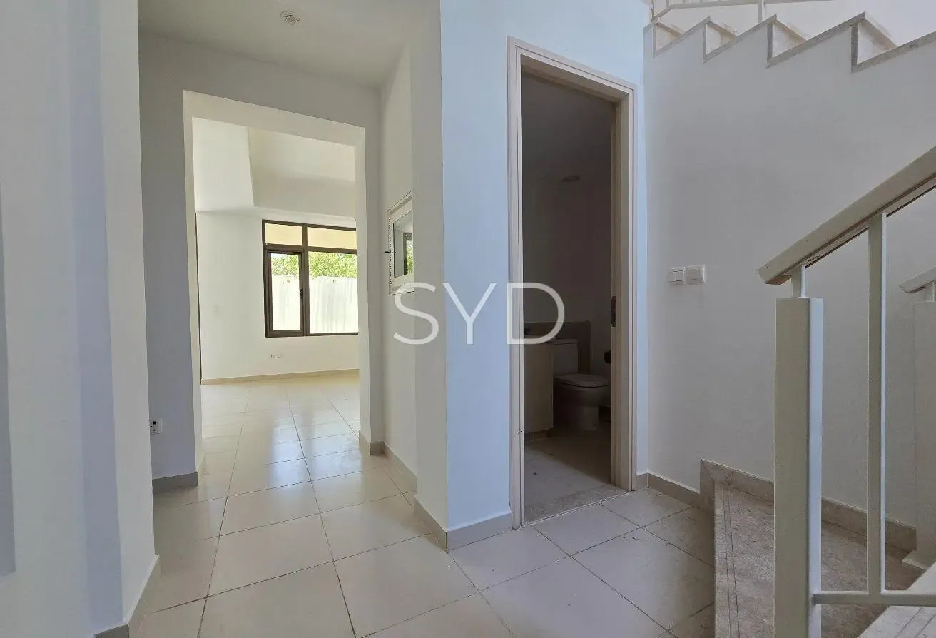 Single row | Bright living area | Vacant now