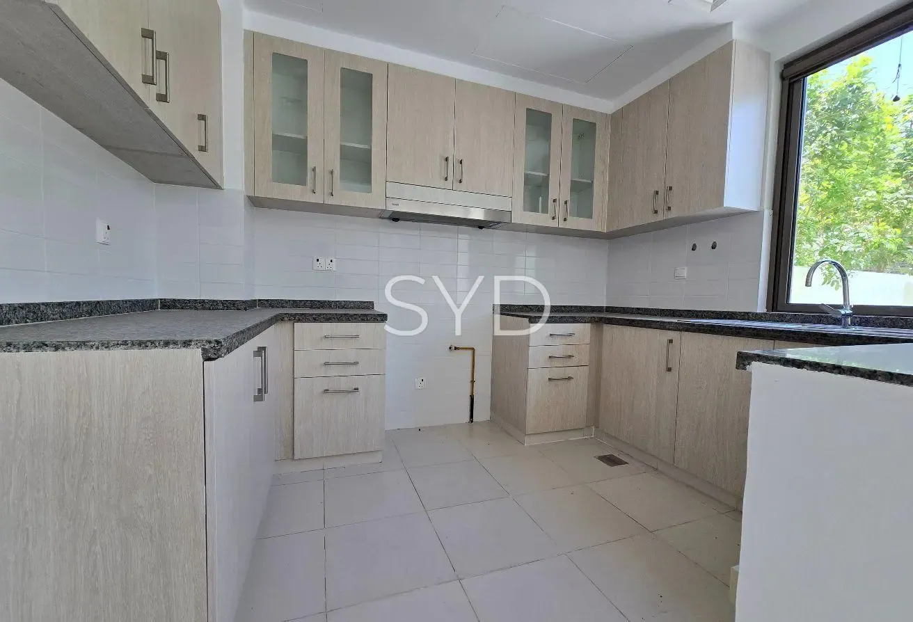 Single row | Bright living area | Vacant now