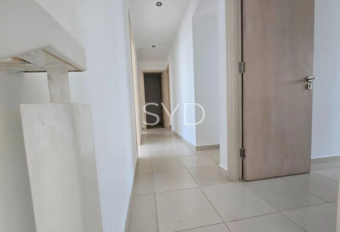 Single row | Bright living area | Vacant now