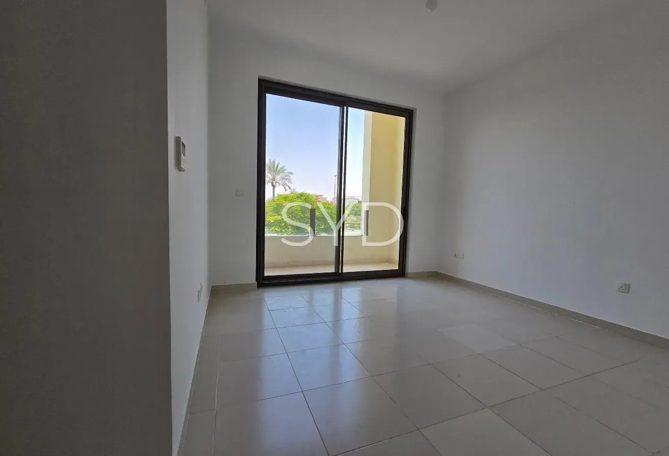 Single row | Bright living area | Vacant now