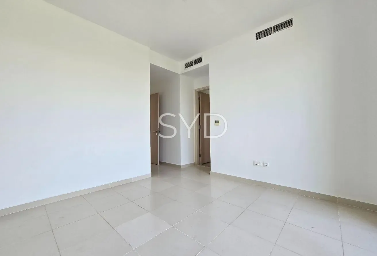 Single row | Bright living area | Vacant now
