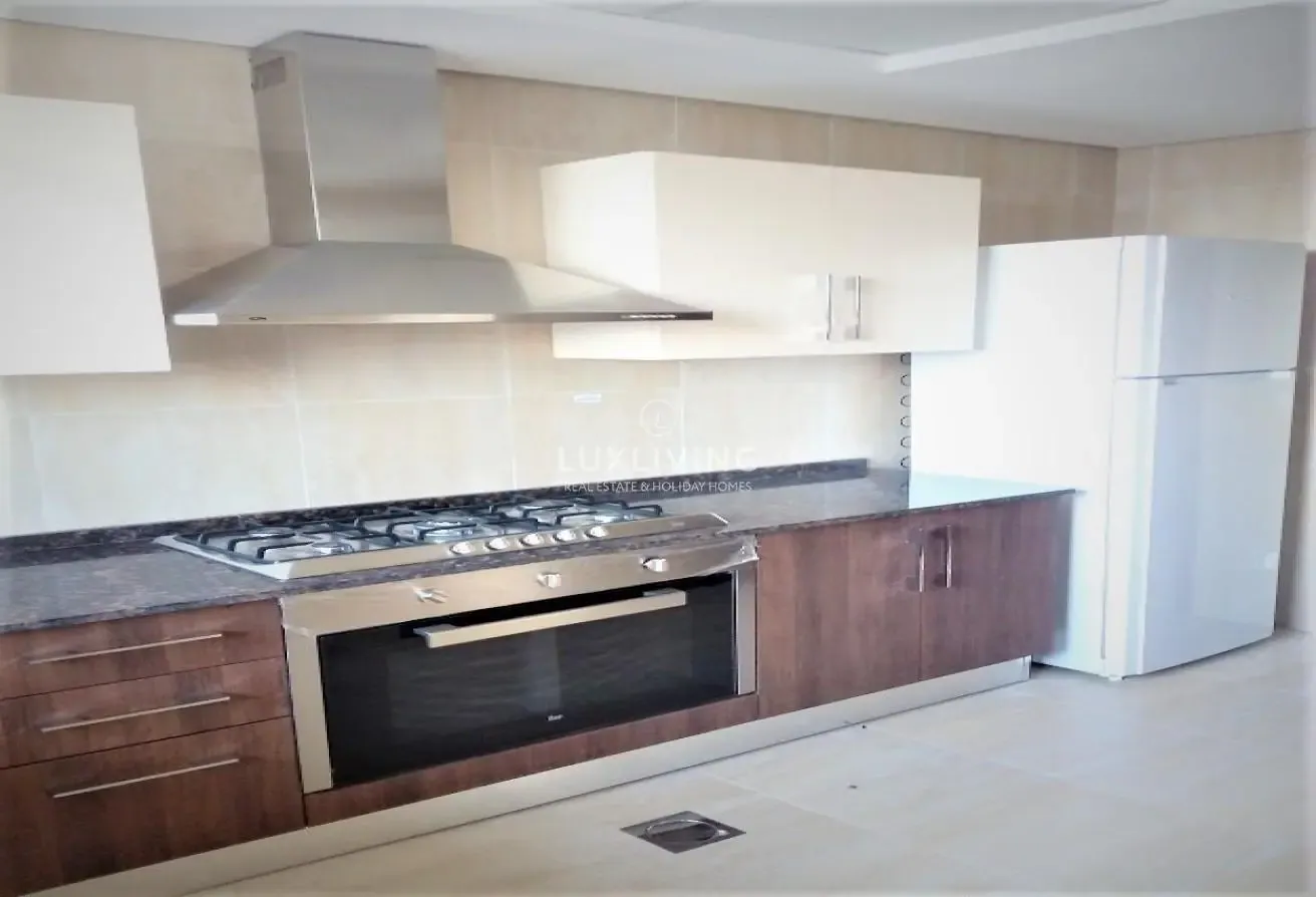 Spacious | Close to  Metro | Chiller free