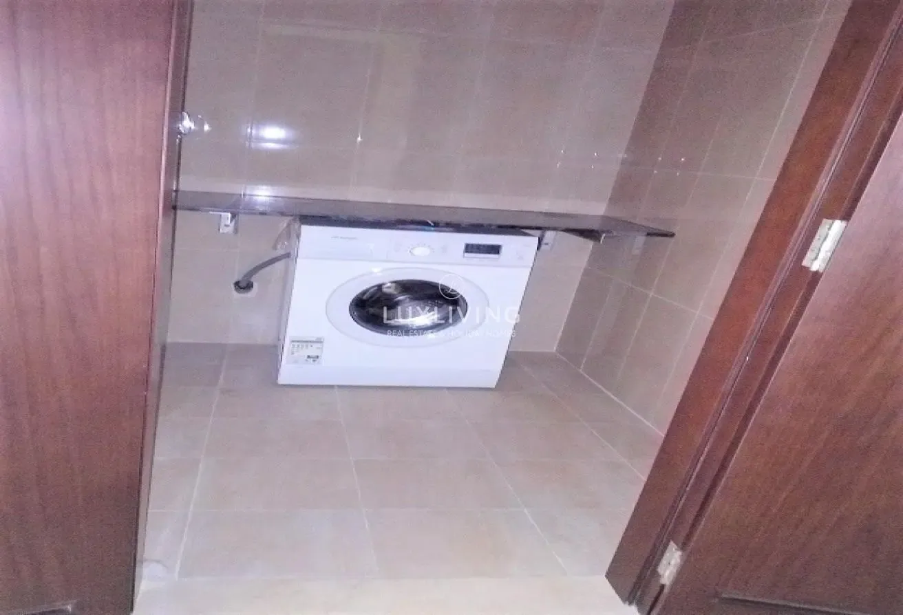 Spacious | Close to  Metro | Chiller free