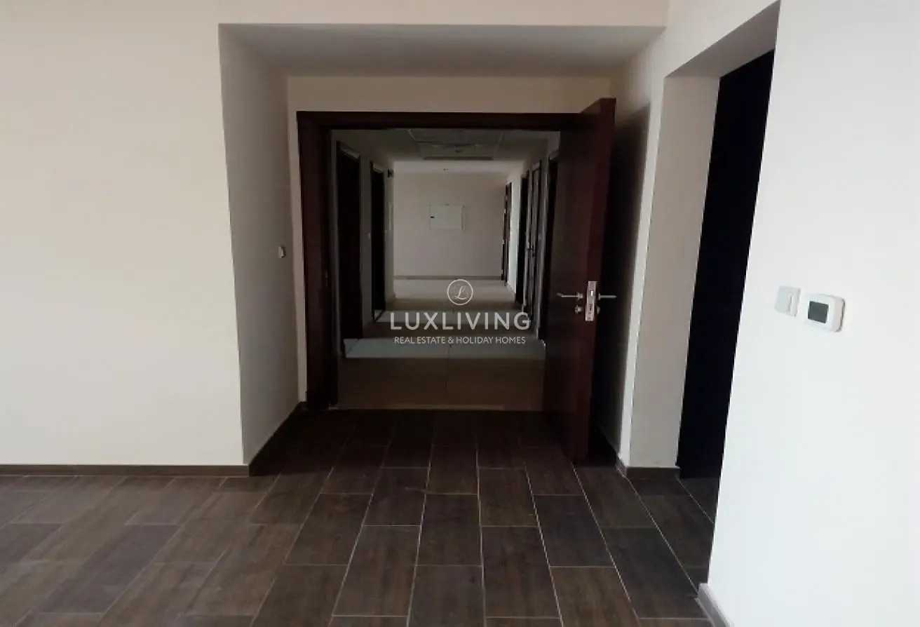 Spacious | Close to  Metro | Chiller free