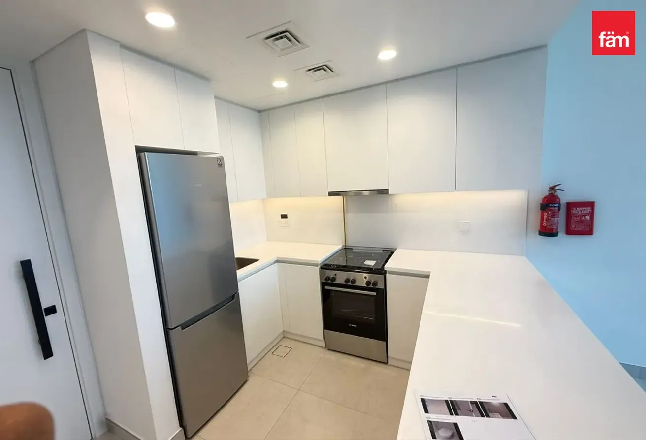 Brand New | 1br | Townhouse View