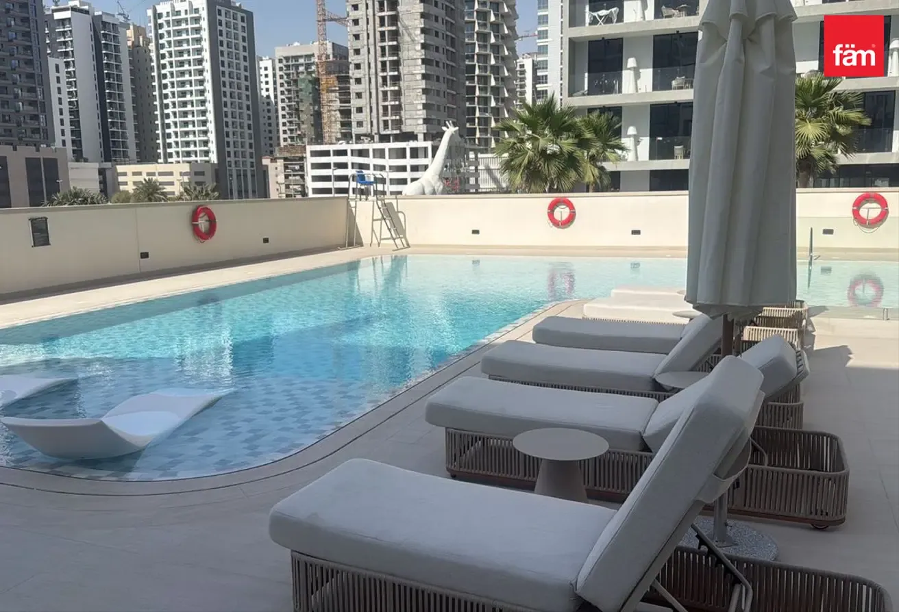 Brand New | 1br | Townhouse View