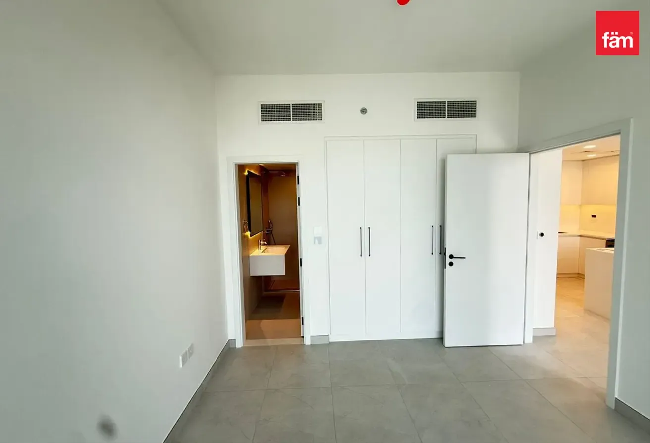 Brand New | 1br | Townhouse View