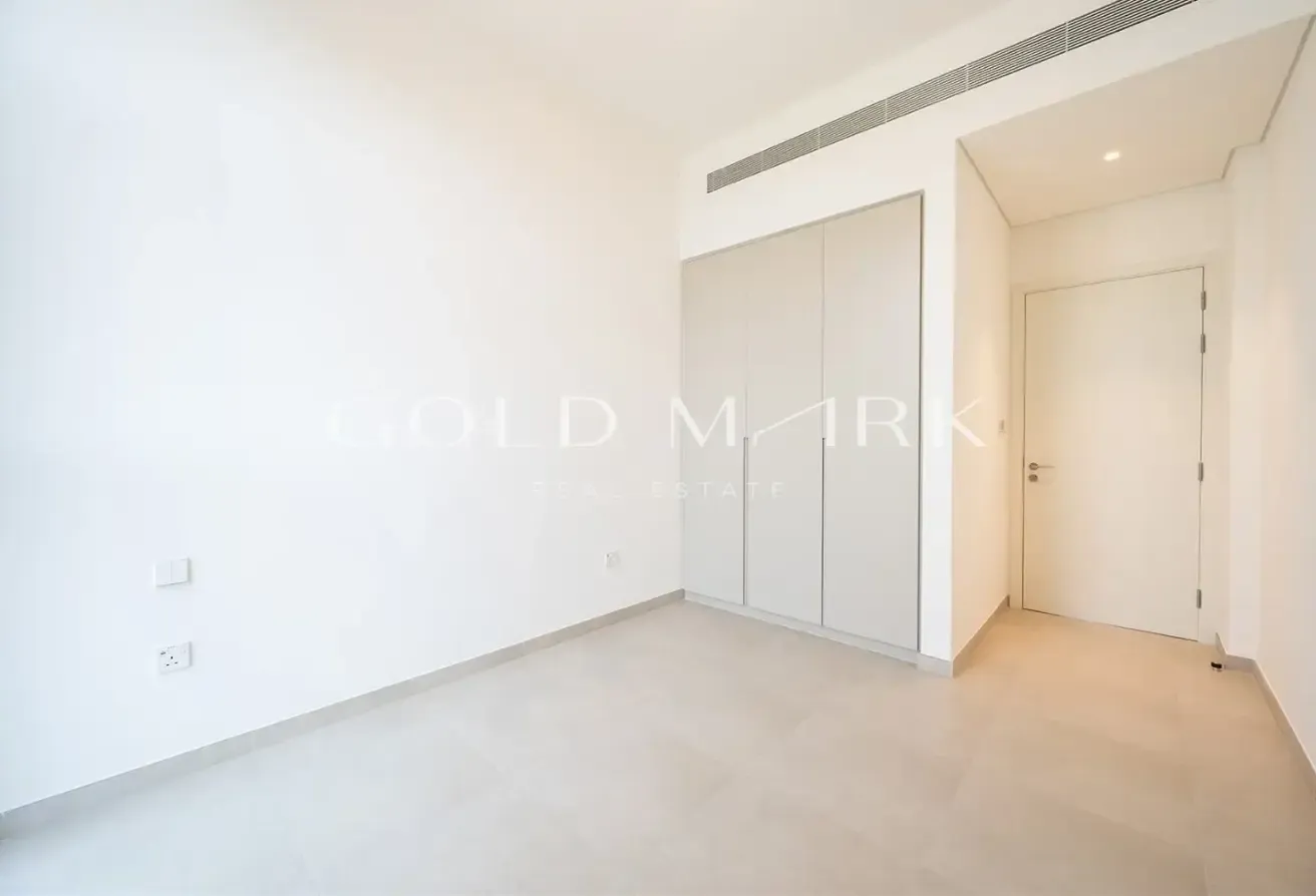 Facing Park| Prime location| Ready to Move