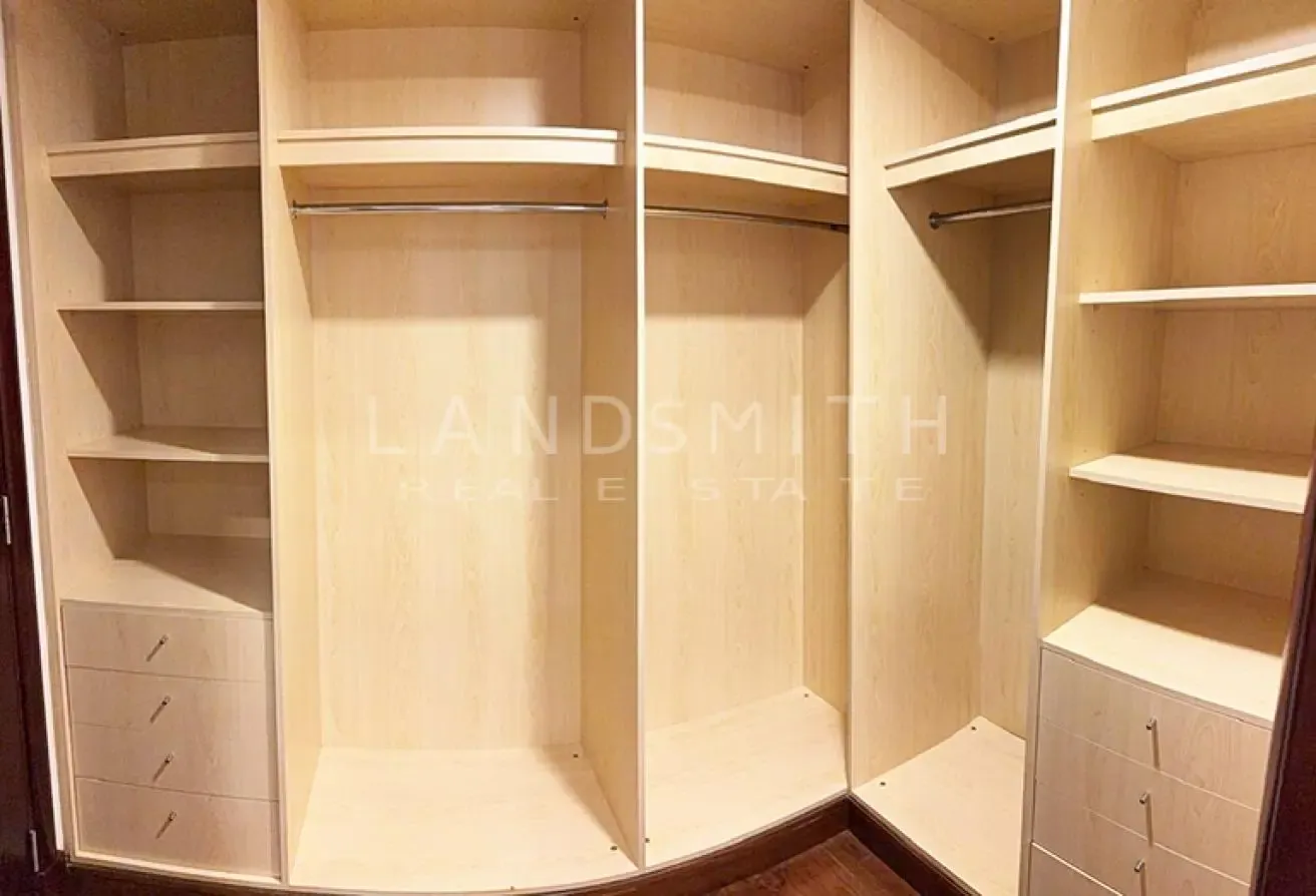 Well Maintained 1BR Apt | Sea and Skyline View