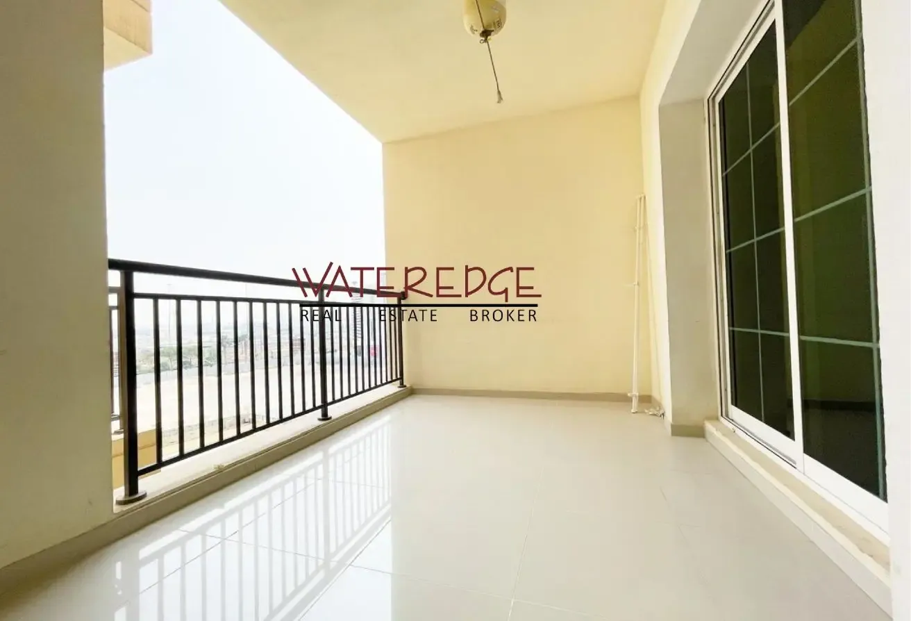 Vacant | 2 Bath | Large Layout