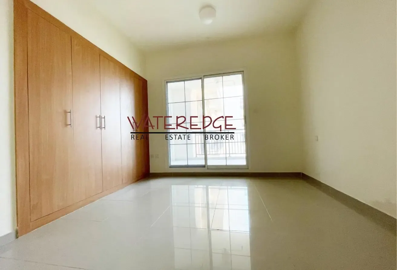 Vacant | 2 Bath | Large Layout