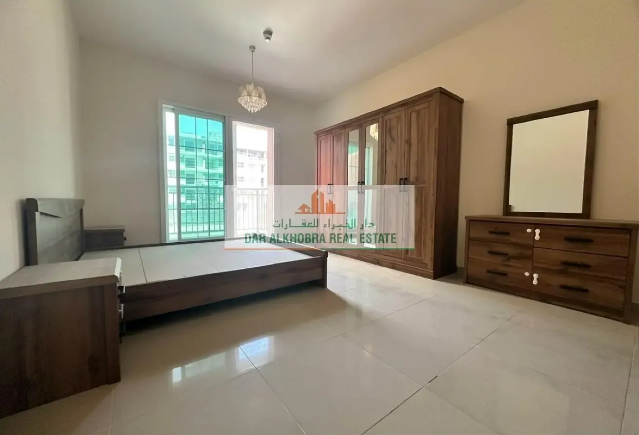 Spacious 1 Bedroom | Green Park | Community View |