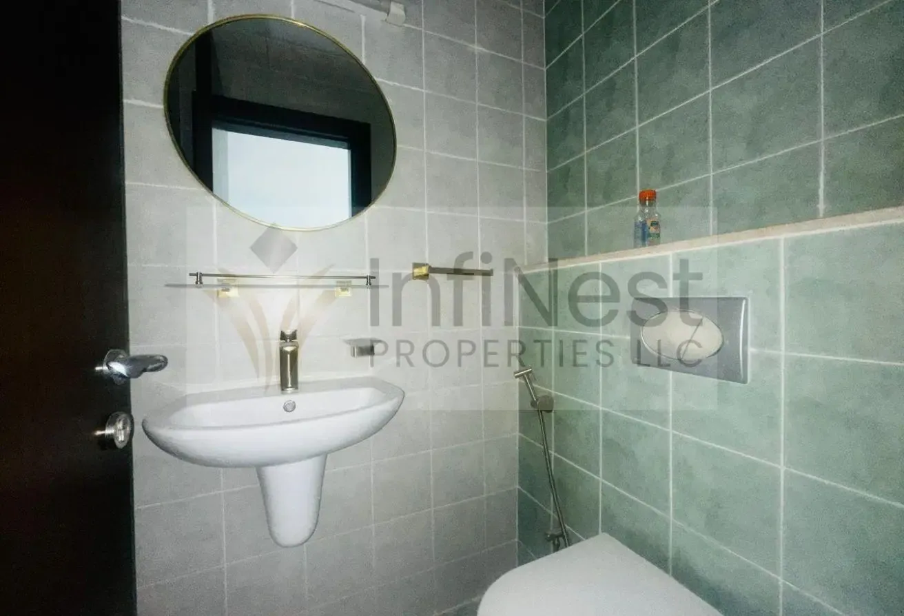 Upgraded Vacant Top Floor 1BR|Marina Skyline View