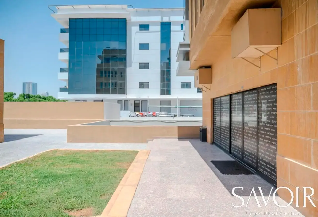 Semi Fitted| 3 Side Facing| Prime Location