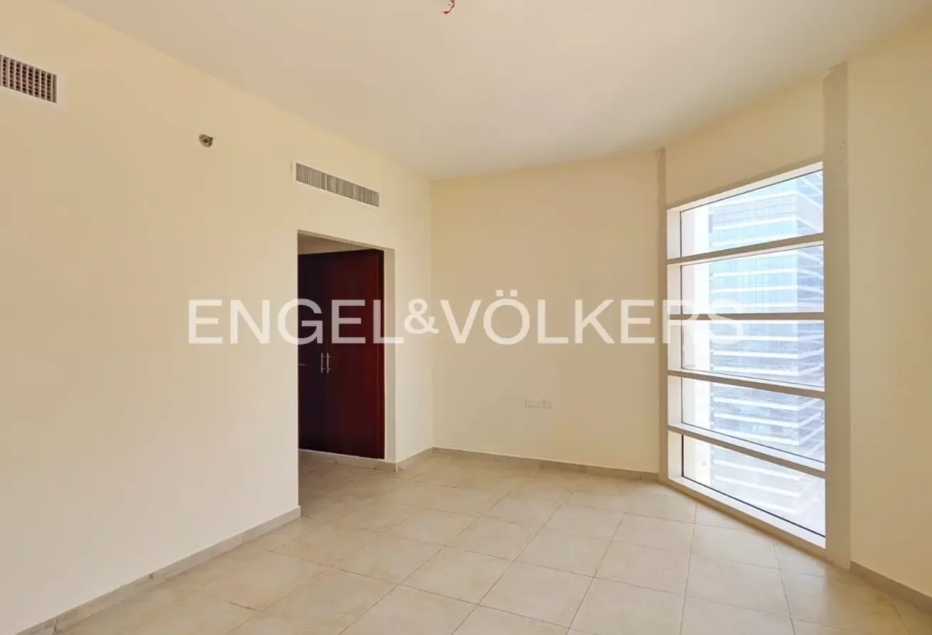 Vacant | Spacious Layout | Lake View