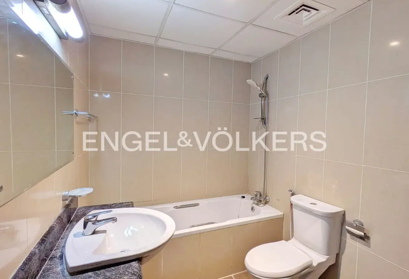 Vacant | Spacious Layout | Lake View