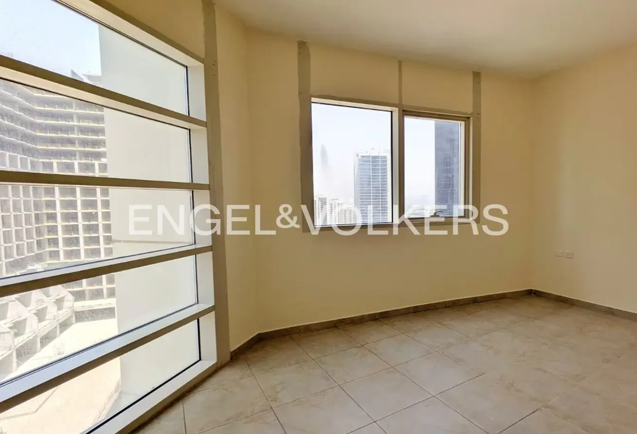 Vacant | Spacious Layout | Lake View