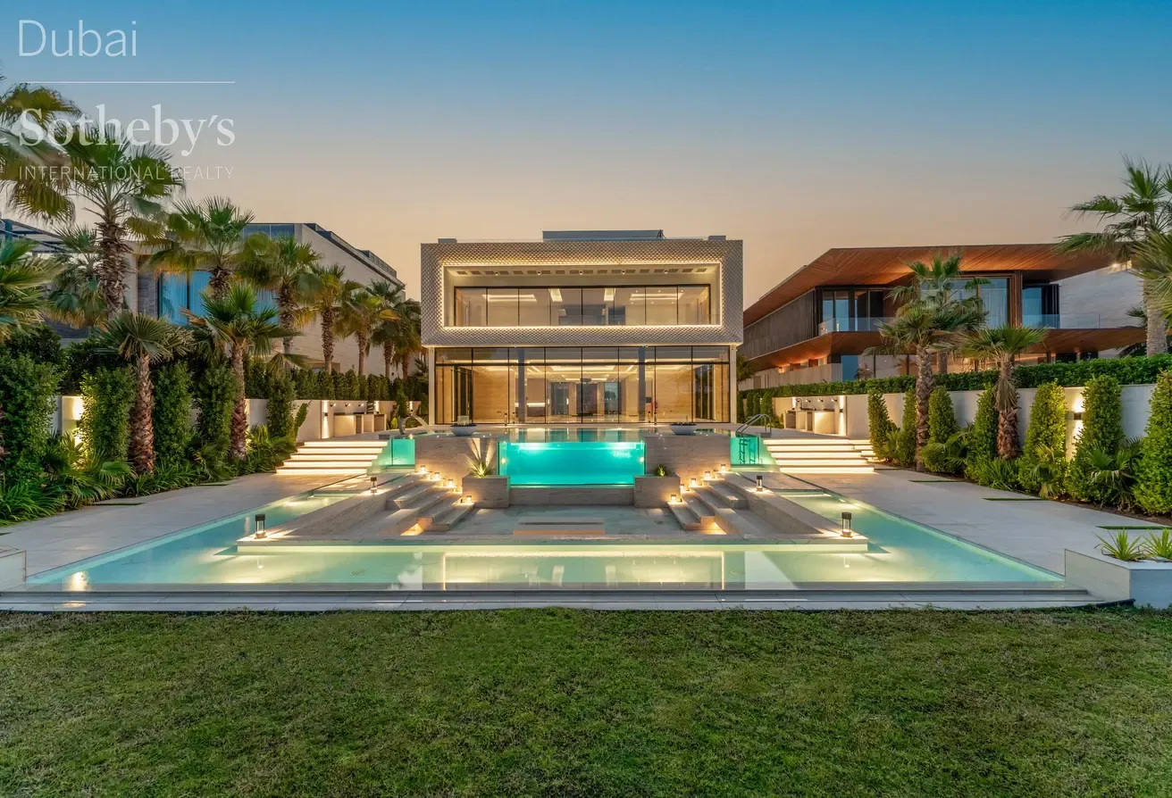 A Home of Modern Refinement on Jumeirah Bay
