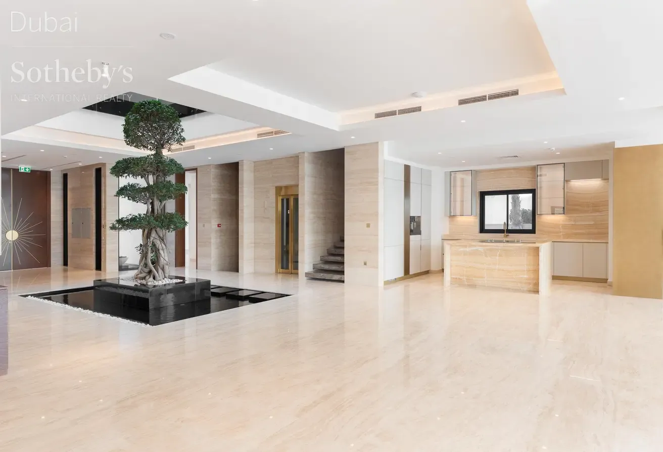 A Home of Modern Refinement on Jumeirah Bay