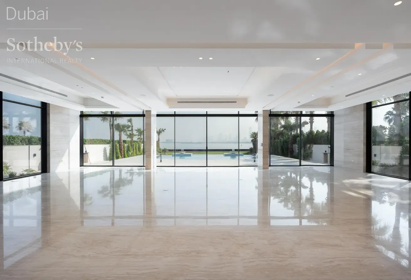 A Home of Modern Refinement on Jumeirah Bay