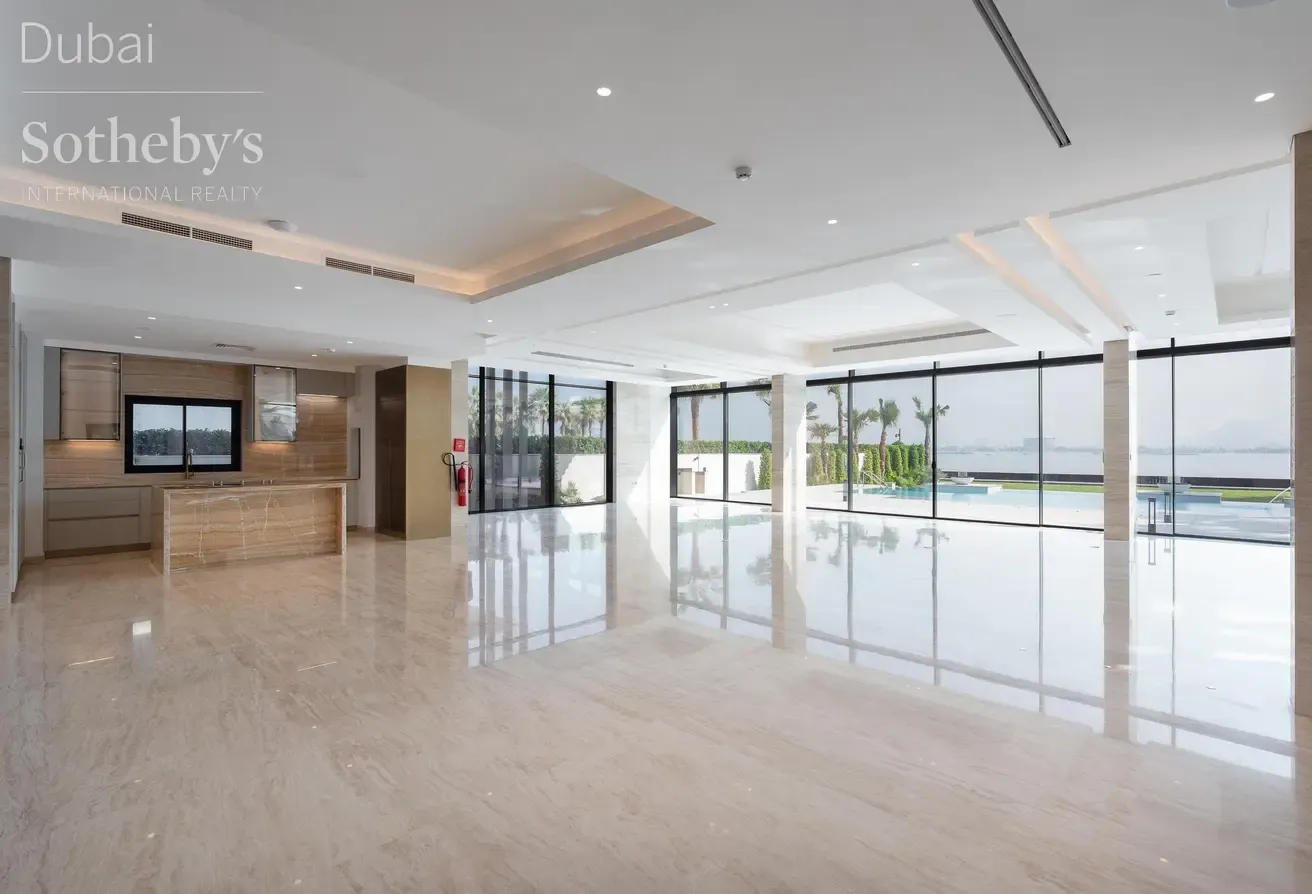 A Home of Modern Refinement on Jumeirah Bay