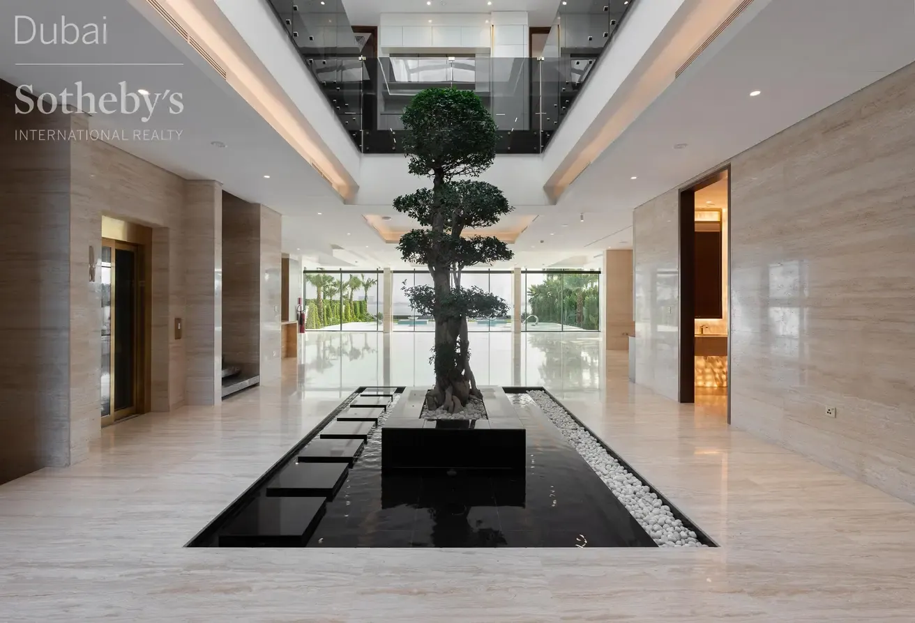 A Home of Modern Refinement on Jumeirah Bay