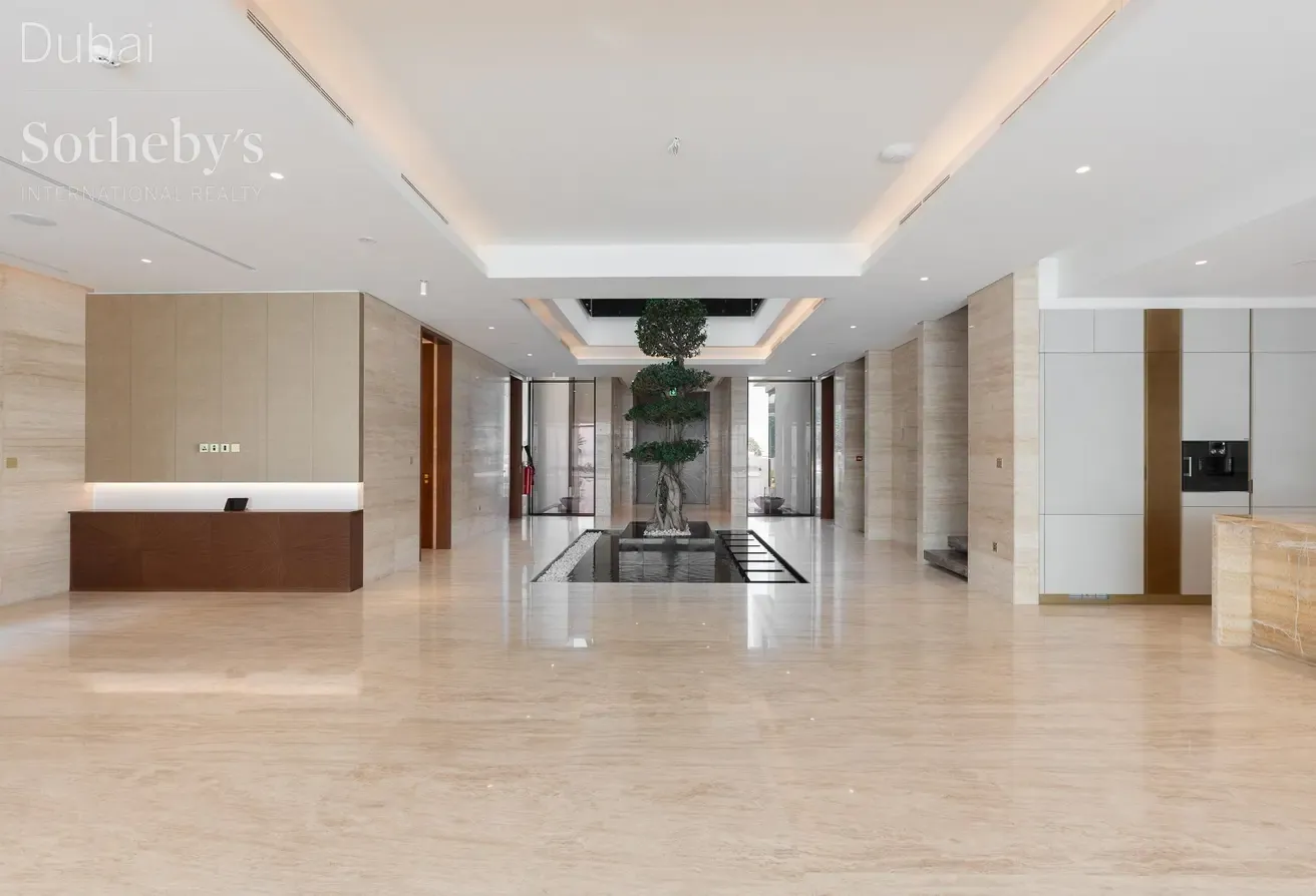 A Home of Modern Refinement on Jumeirah Bay