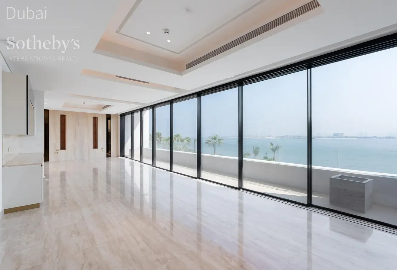 A Home of Modern Refinement on Jumeirah Bay