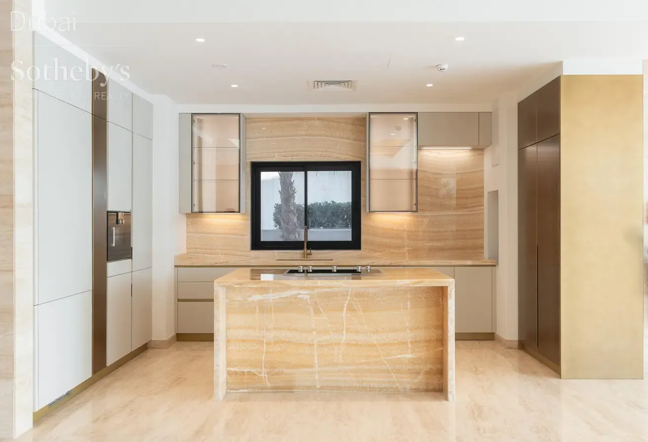 A Home of Modern Refinement on Jumeirah Bay