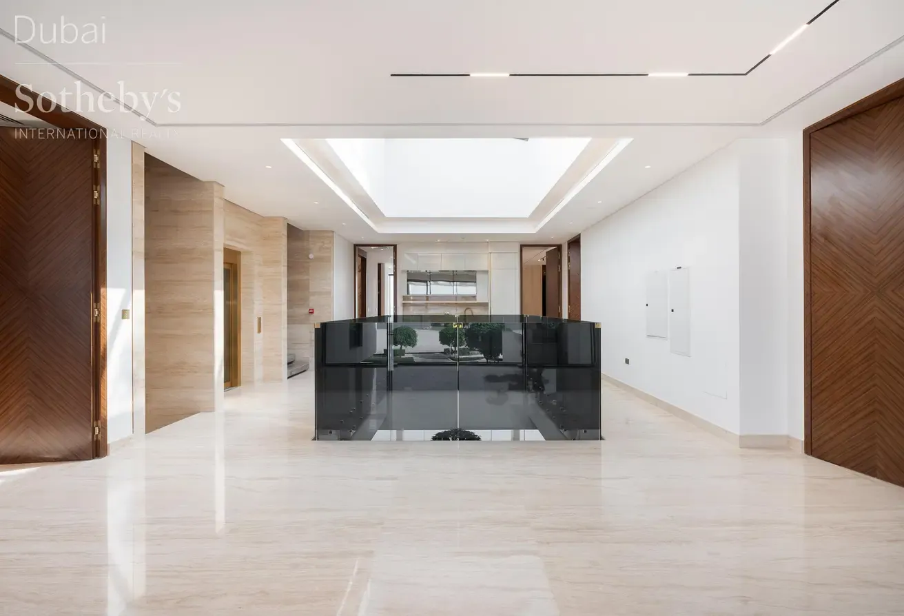 A Home of Modern Refinement on Jumeirah Bay