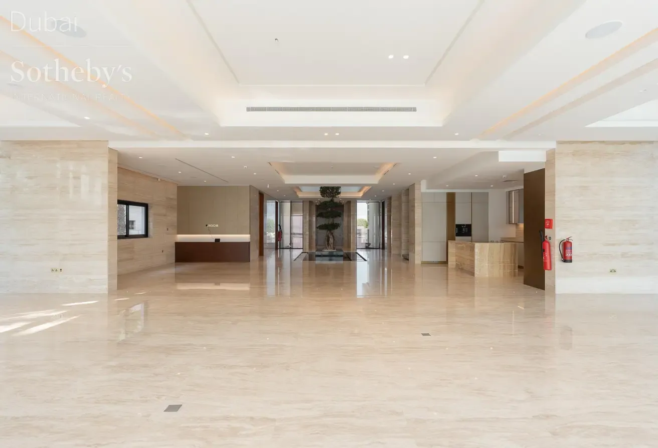 A Home of Modern Refinement on Jumeirah Bay