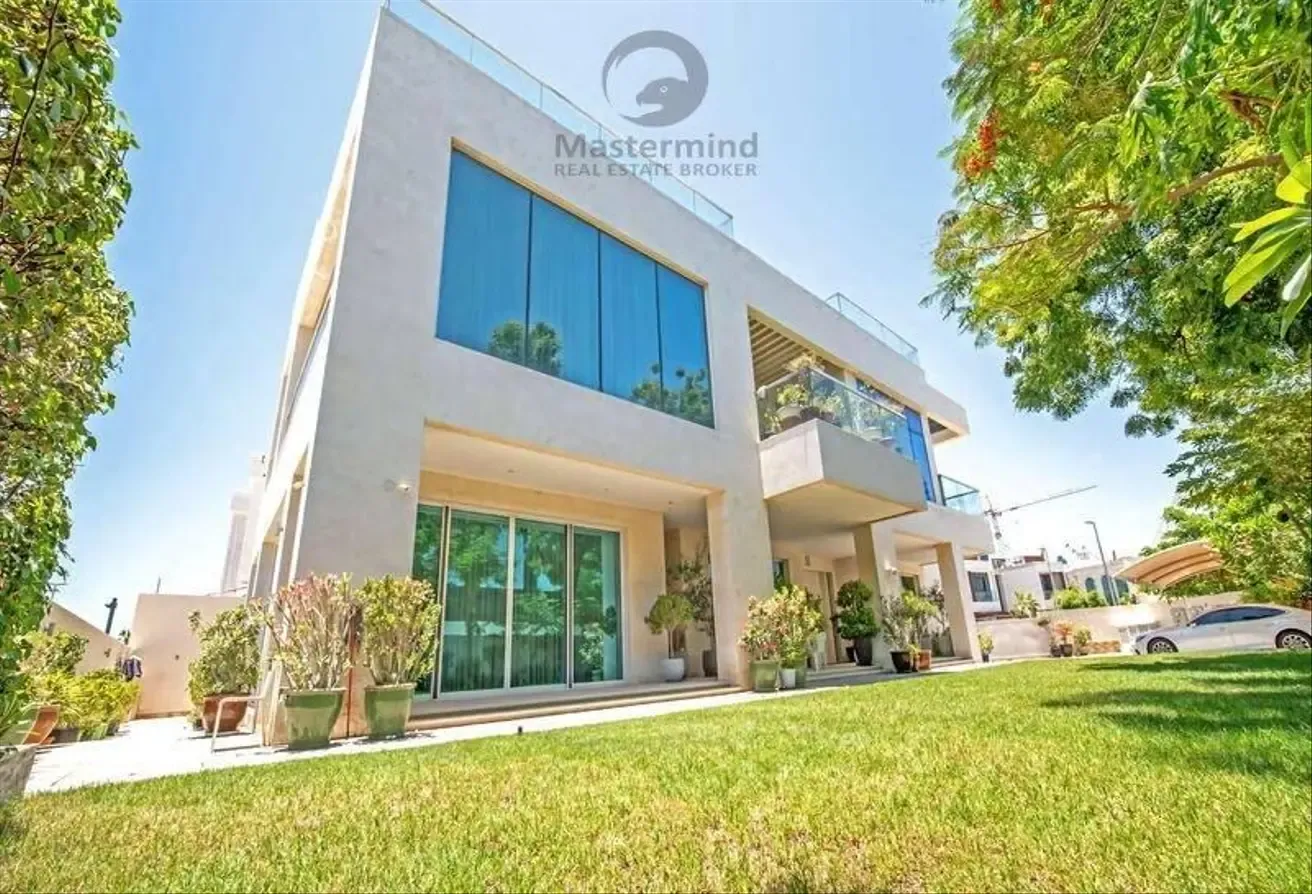 Investor deal | Huge Plot size | Walking to Beach