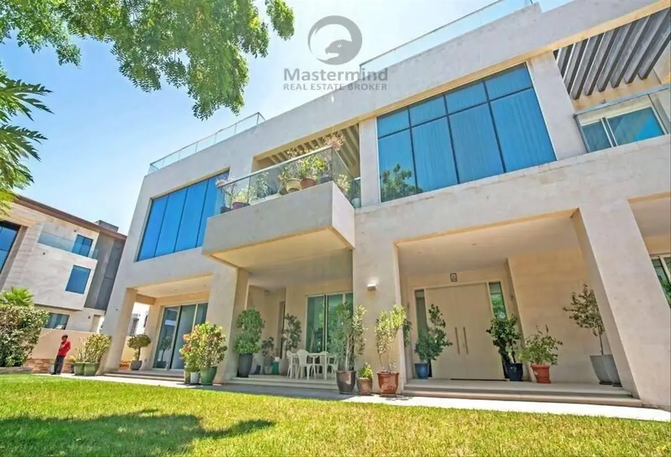 Investor deal | Huge Plot size | Walking to Beach