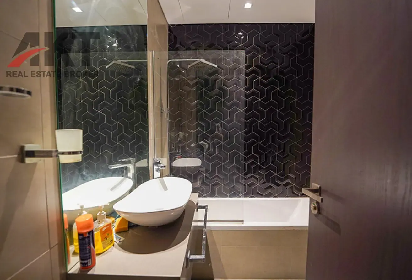 FULLY FURNISHED STUDIO/HIGH FLOOR/ CANAL VIEW
