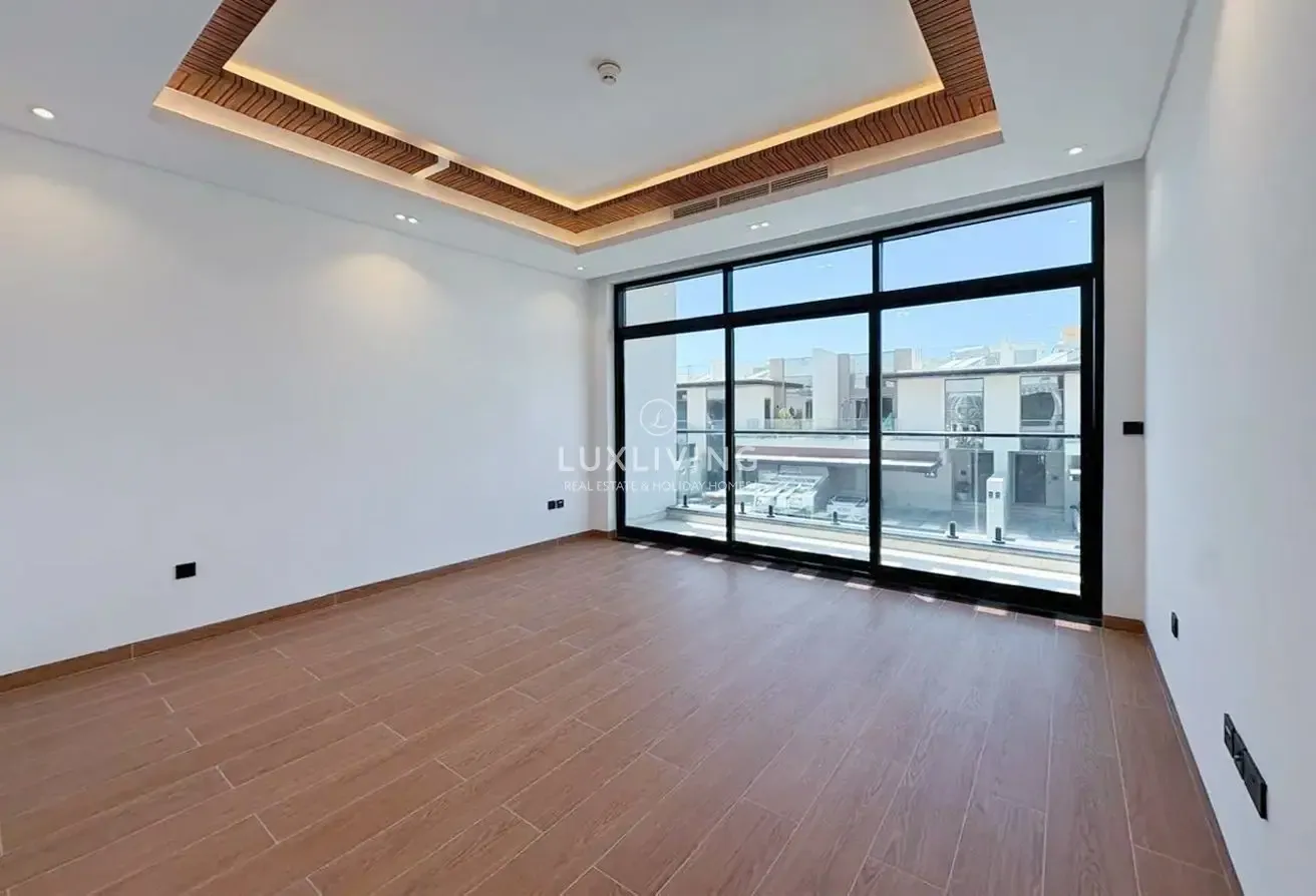 Elevated Plot | Vacant | Custom Built