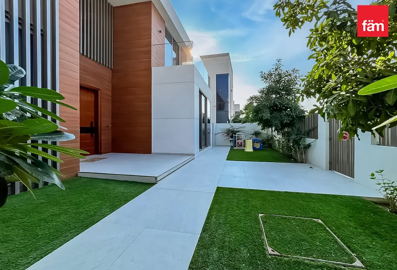Luxury | Massive Layout | Vacant | Next To Park