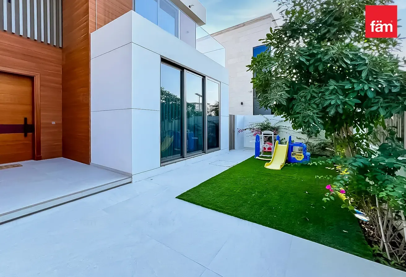 Luxury | Massive Layout | Vacant | Next To Park