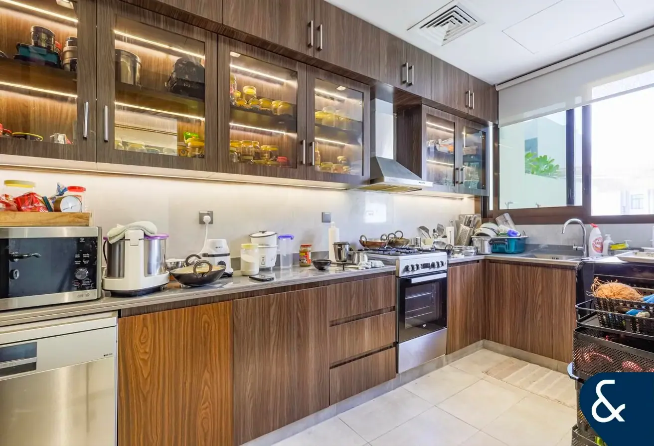 Exclusive | Negotiable | Huge BUA: 3351