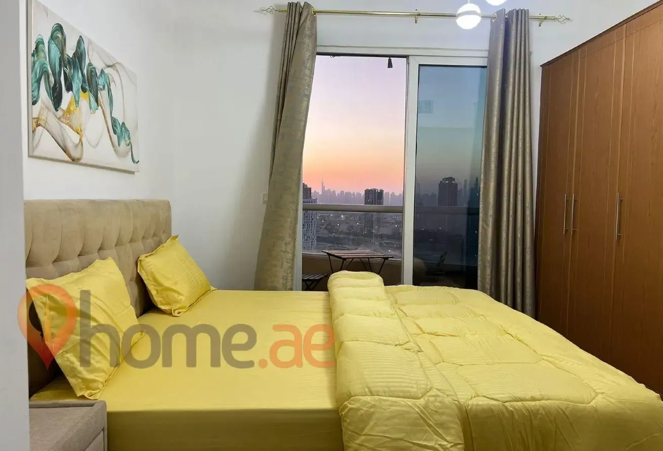 High Floor | Upgraded | 100% Lake View | Furnished