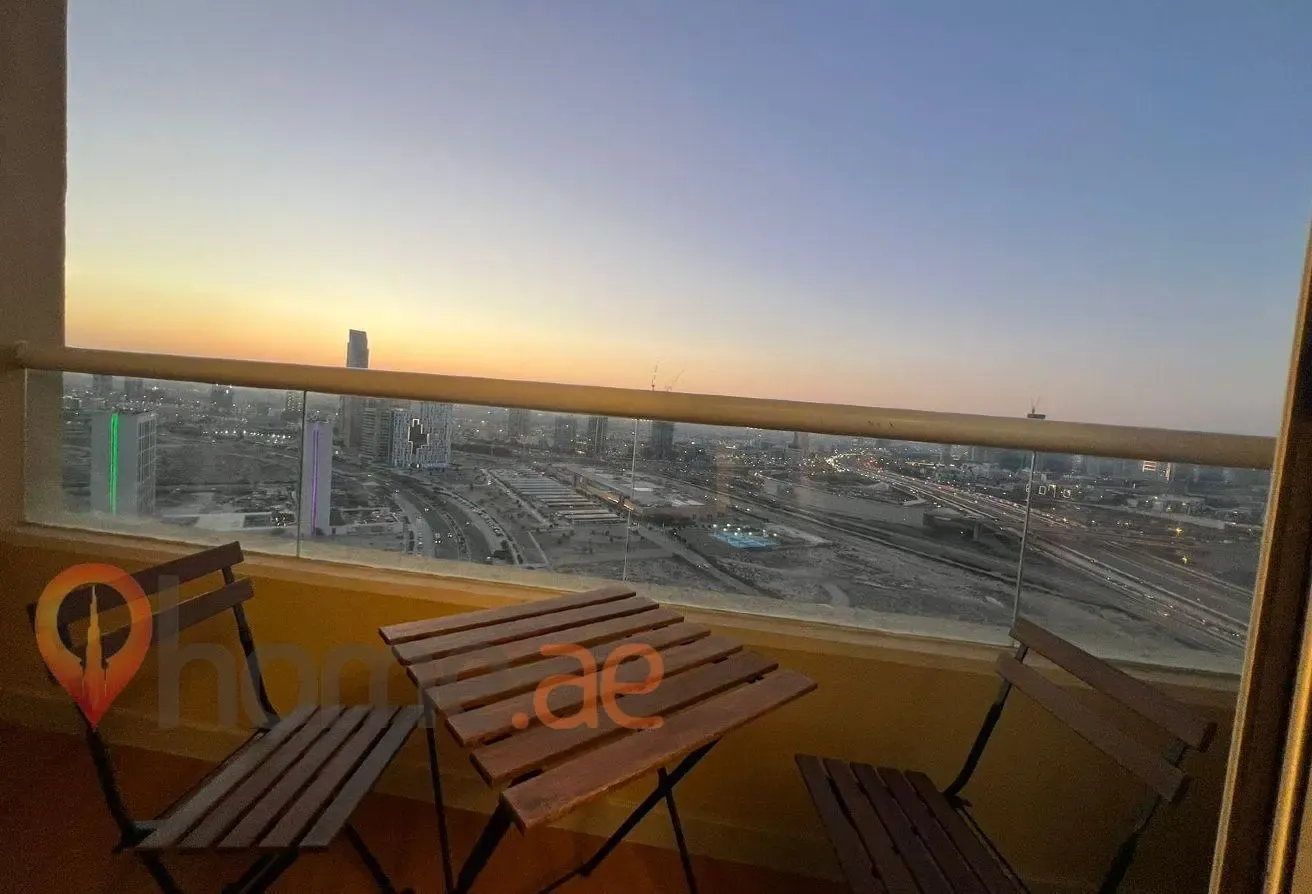 High Floor | Upgraded | 100% Lake View | Furnished