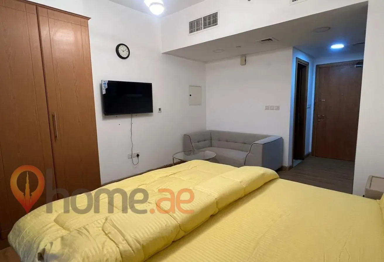 High Floor | Upgraded | 100% Lake View | Furnished